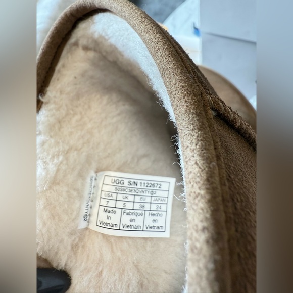 New Uggs, never worn in size 7. - Picture 8 of 9